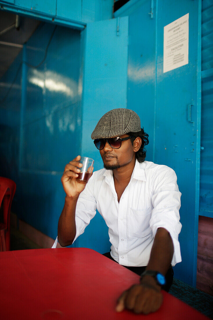 Kuenstler und Kunstlehrer Suresh Kumar beim Tee im besten Restaurant von Hut Bay: Siva Hotel, Hauptort von Little Andaman, Andaman Islands, Union Territory, India