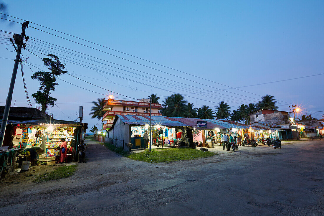 Laeden sind Zentrum des kleinen Gandhi Bazaars, hoechstes Gebaeude ist Sea Land Tourist Home, Hut Bay, Hauptort von Little Andaman, Andaman Islands, Union Territory, India