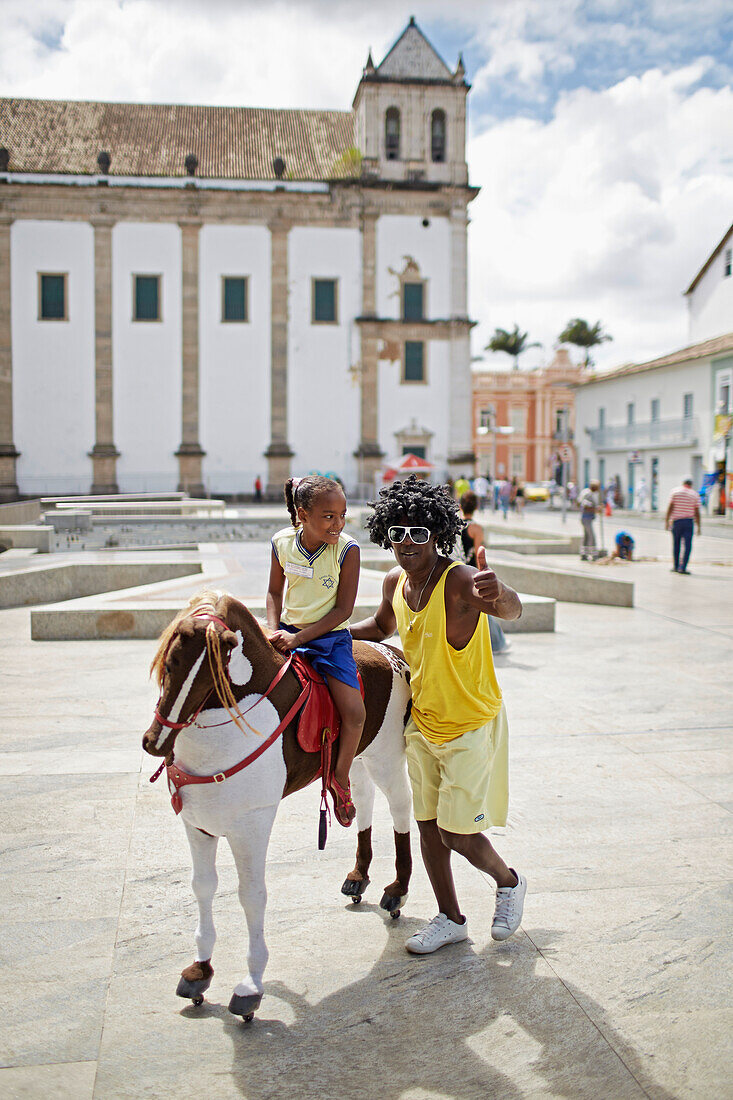 Ponyreiten auf Plastikpferd, Praca da Se, vor Kathedrale, historisches Zentrum Pelourinho, Salvador de Bahia, Bahia, Brasilien