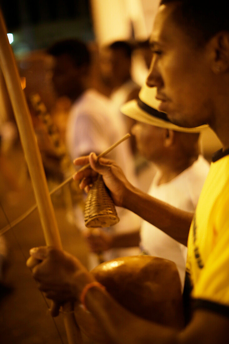 Musikinstrumente begleiten das Capoeira Training im Mercado Cultural, Associacao de Capoeira, Grupo Esquiva in Lencois ist Teil der Corda Bamba (aus Salvador), Markthalle im Zentrum von Lencois, Hauptort, Ausgangspunkt fuer Chapada Diamantina National Par