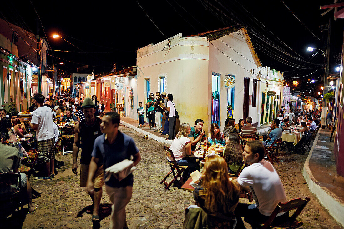 Restaurants in Rua da Baderna (links) und Rua das Pedres (rechts), Kopfsteinpflaster, Zentrum von Lencois, Hauptort, Ausgangspunkt fuer Chapada Diamantina National Park, Bahia, Brasilien
