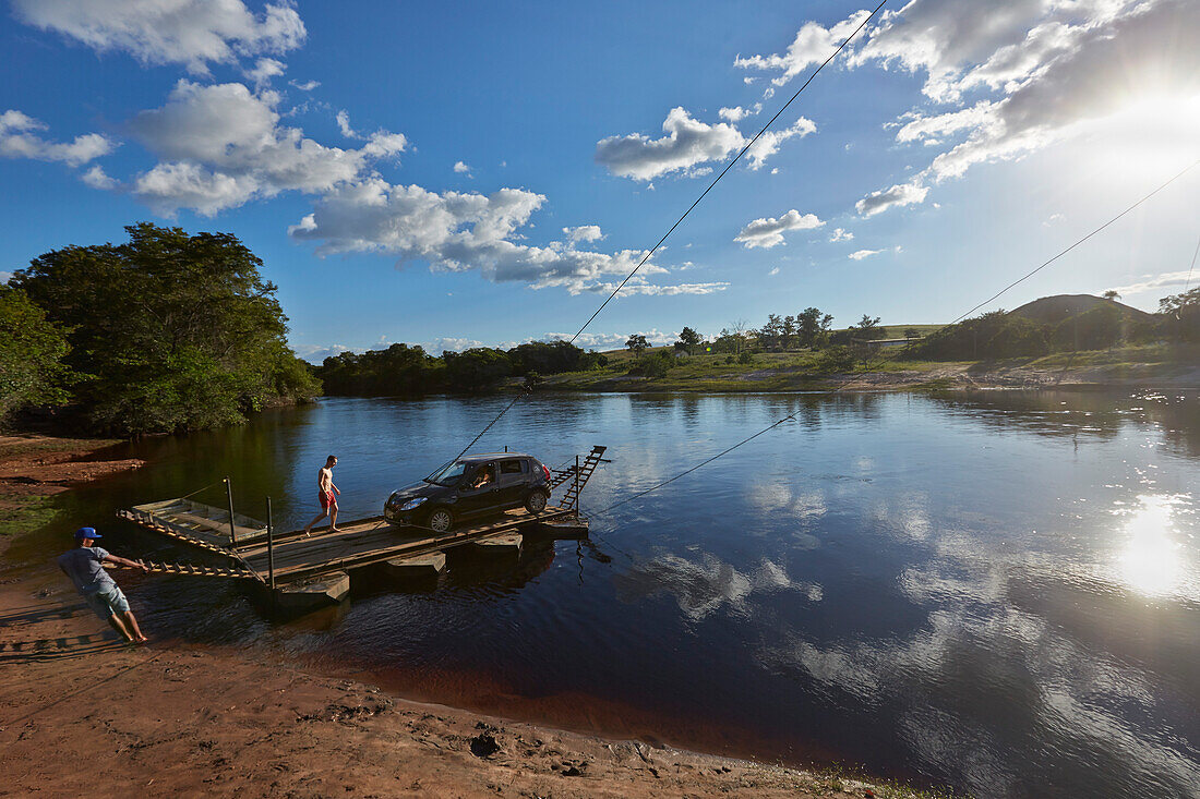 Ueberqueren des Flusses Paraguacu, Faehre wird an Stahlseilen gehalten, nahe der Hoehle Poco Azul, oestlich des Chapada Diamantina National Park, Andarai, Bahia, Brasilien