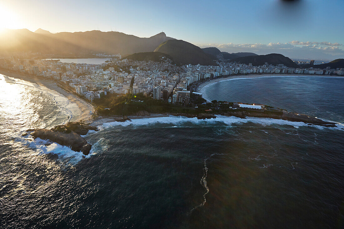 Ipanema Strand (links), unten links letzte Sonne auf Pedra do Arpoador Halbinsel, im Hintergrund rechts Copacabana Strand, Helikopterflug, Rio de Janeiro, Brasilien