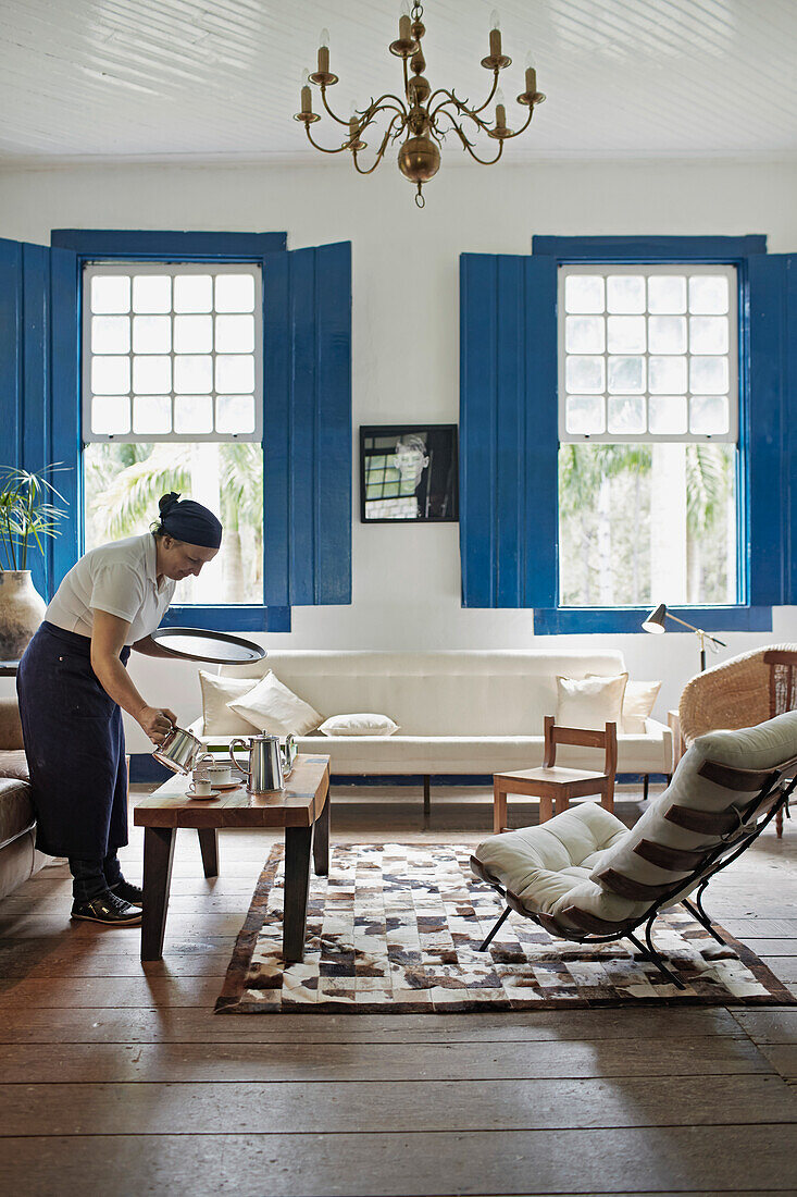 Salon neben der Bibliothek, Kamin, Fazenda Catucaba, alter Bauernhof von 1850 ist heute auch luxurioeses Hotel, im Kuestengebirge gelegen, Parque Serra do Mar, bei Sao Luiz do Paraitinga, Sao Paulo, Brasilien