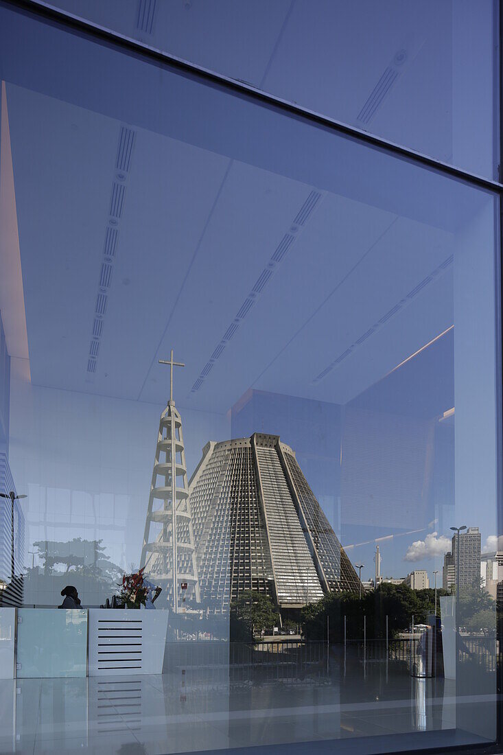 Kathedrale spiegelt sich in Buerogebaeude, Catedral de Sao Sebastiao im Zentrum, an Avenida Republica do Chile, Rio de Janeiro, Rio de Janeiro, Brasilien
