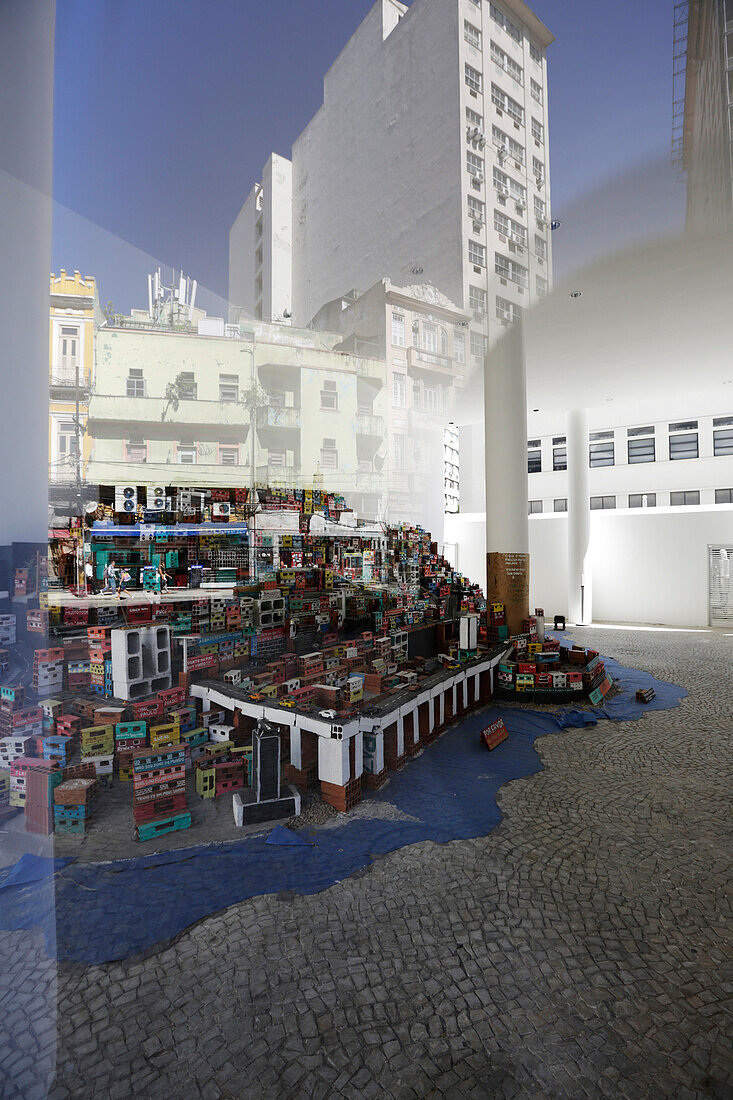 Permanente Installation aus angemalten Ziegelsteinen, Darstellung einer Favela, Kunstprojekt von Bewohnern der Favela Santa Teresa, Foyer des MAR, Museum of Contemporary Art Rio, Gebiet des Porto Maravilha, Centro / Zentrum, Rio de Janeiro, Rio de Janeiro