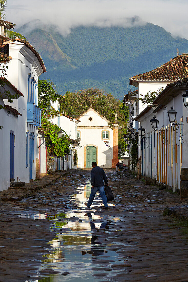 Morgensonne in der vom Regen gefuellten Rua Samuel Costa, Kirche de Nostra Senora do Rosario, denkmalgeschuetzte Altstadt, Paraty, Costa Verde, Rio de Janeiro, Brasilien