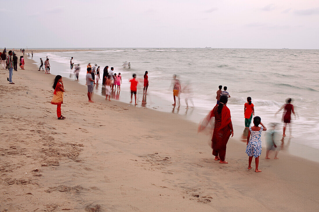 Familien gegen Abend am West-Strand von Fort Kochi, nahe Dutch Cemetery, Fort Kochi, Cochin, Kerala, Indien