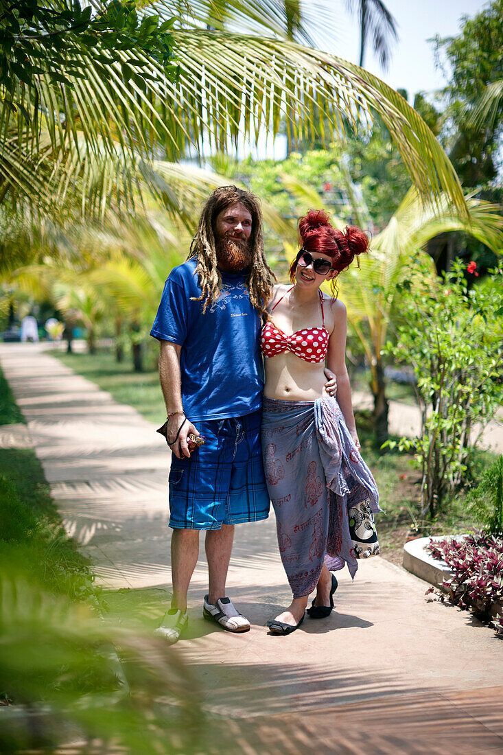 Touristen Paerchen Josh und Sanna, aus Amerika und Schweden, auf ihrer Kennenlern-Reise, Cherai Beach Resort, Cherai Beach, Vypeen Island etwas noerdlich von Kochi, Kerala, Indien