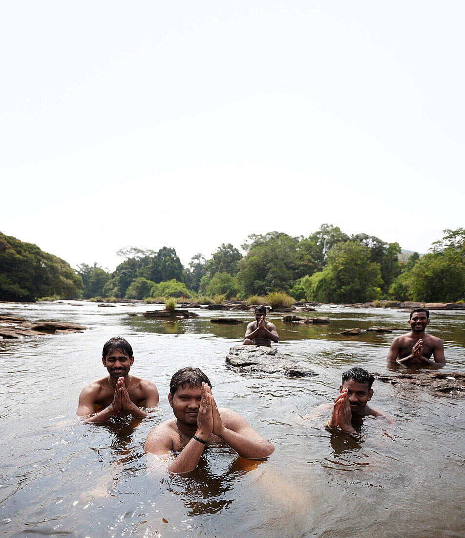 Touristen aus Chennai baden oberhalb der Athirapally Wasserfaelle im Chalakudy River, in Athirapally, oestl. Chalakudy, Western Ghats, Kerala, Indien