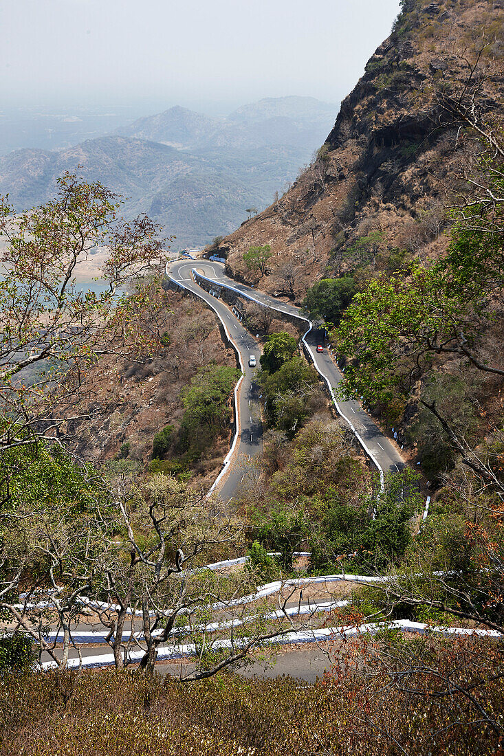 Valparai - Pollachi Road, Haarnadelkurven, Fahrt hinunter aufs Plateau, suedlich Pollachi, Tamil Nadu, Western Ghats, Indien