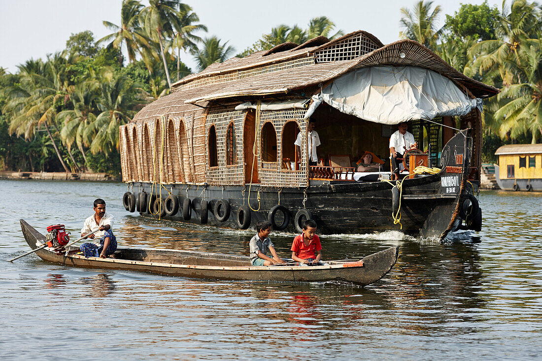 Touristen Schiff, eines von ca. 2000 auf Kanaelen der Backwaters, suedoestlich Aleppey, Backwaters, Kerala, Indien