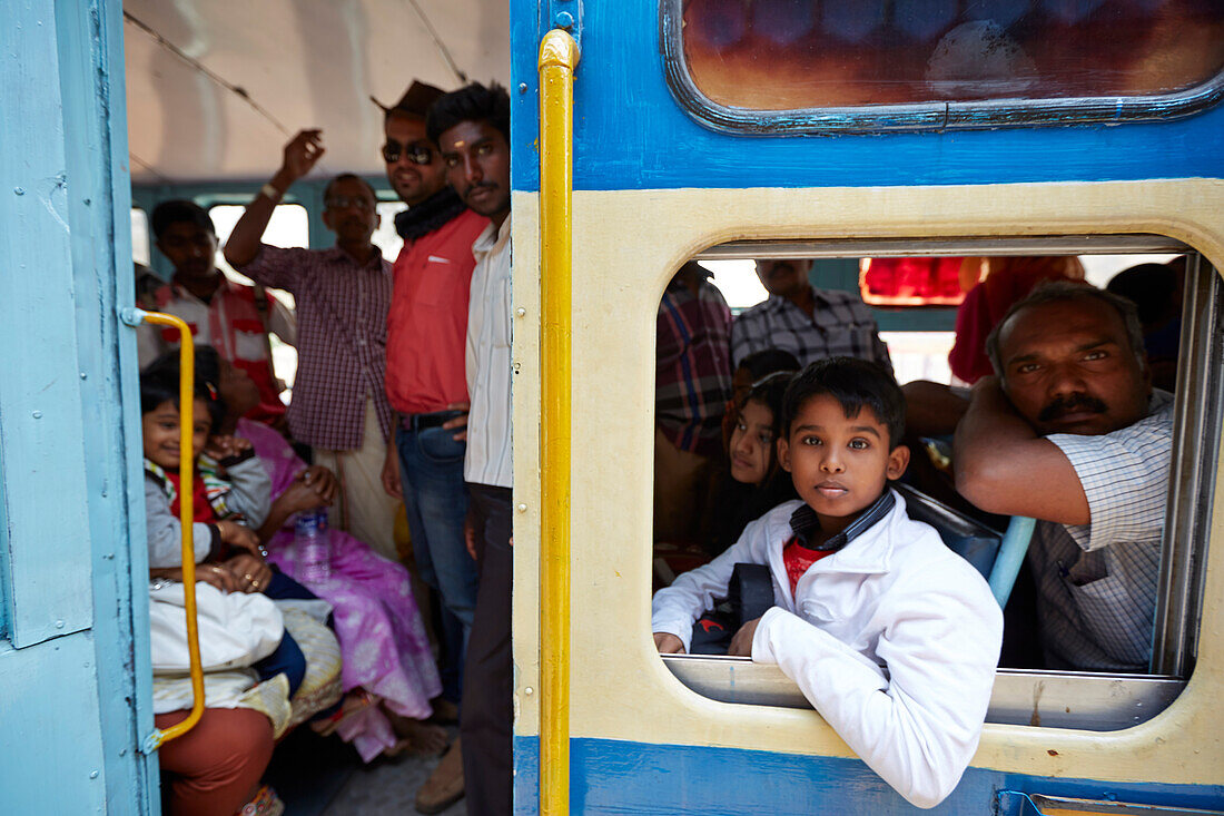 Reisende in Nilgiri Mountain Railway, 2. Klasse Abteil (General compartment), in Conoor, Nilgiri Hills, Western Ghats, Tamil Nadu, Indien