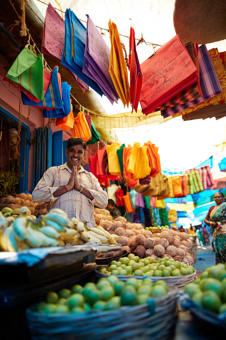 P. Radha Krishnan, Coconut & Banana Market, Haendler fuer Kokosnuesse, Bananen und Stofftaschen, Markt in Conoor, Nilgiri Hills, Western Ghats, Tamil Nadu, Indien