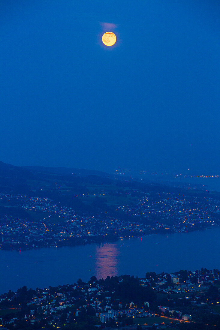 Nachtaufnahme von Zürich und dem Zürichsee bei Vollmond, Zürich, Schweiz