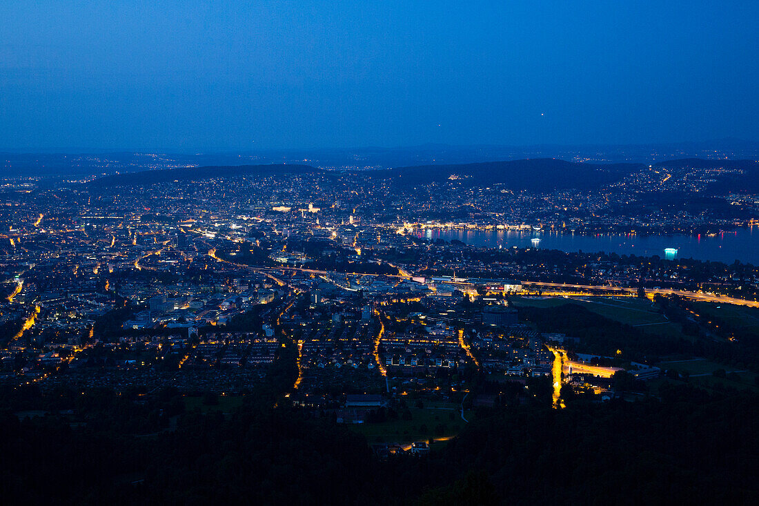 Nachtaufnahme von Zürich und dem Zürichsee bei Vollmond, Zürich, Schweiz