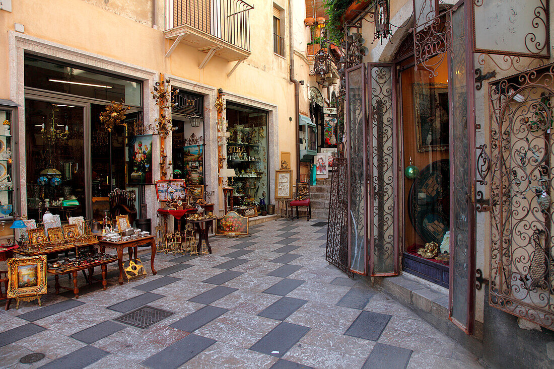 Italy, Sicily, province of Messina, Taormina, corso Umberto 1