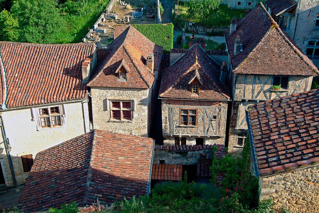 Europe, France, Lot, general view of Saint Cirq Lapopie village