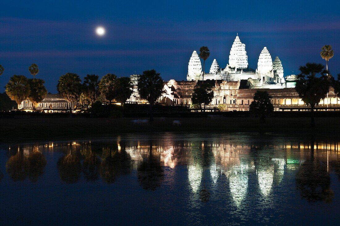 Camdodia, Siem Reap Province, Siem Reap Town, Angkor Temples, Site World Heritage of Humanity by Unesco in 1992, illuminated Angkor Wat temple (13th century)