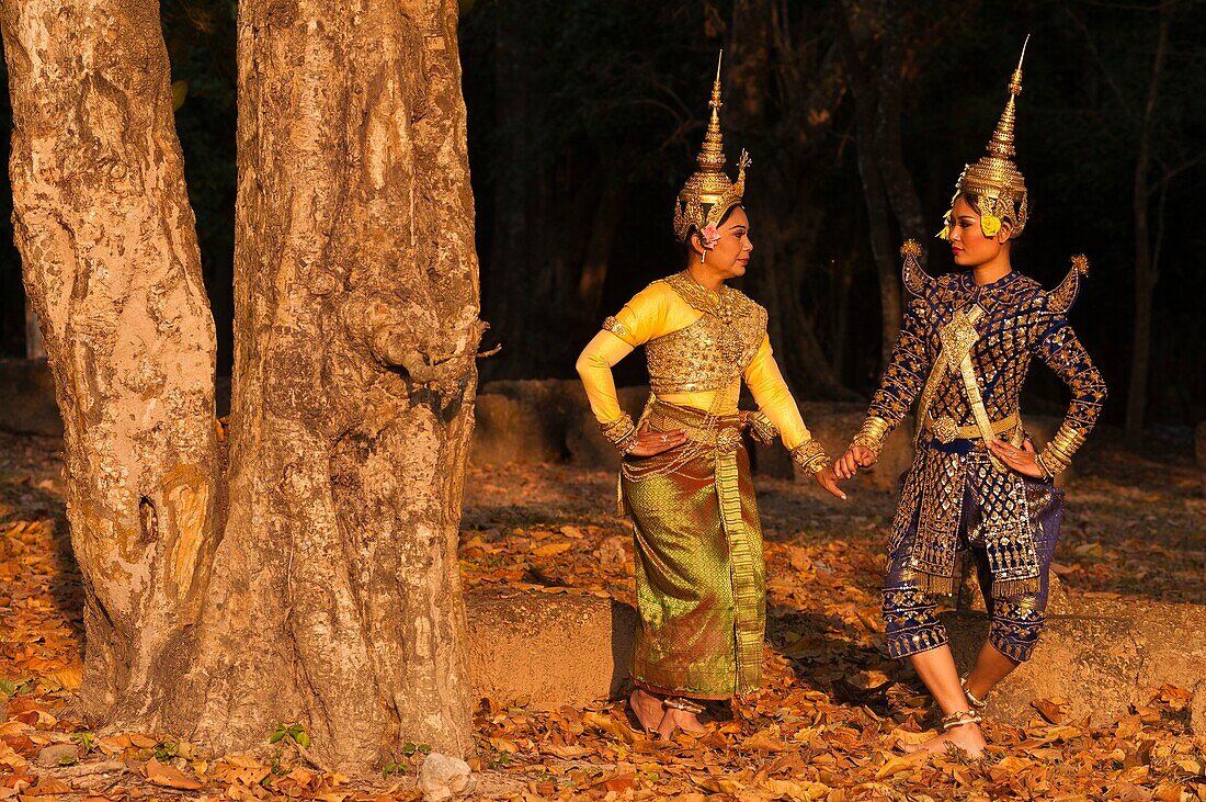 'Camdodia, Siem Reap Province, Siem Reap Town, Angkor Temples, Site World Heritage of Humanity by Unesco in 1992, Angkor Wat temple (12th century), East door, the show ''Legend of Angkor Wat'' made by the  Bayon CM company, dancers of the National Ballet'