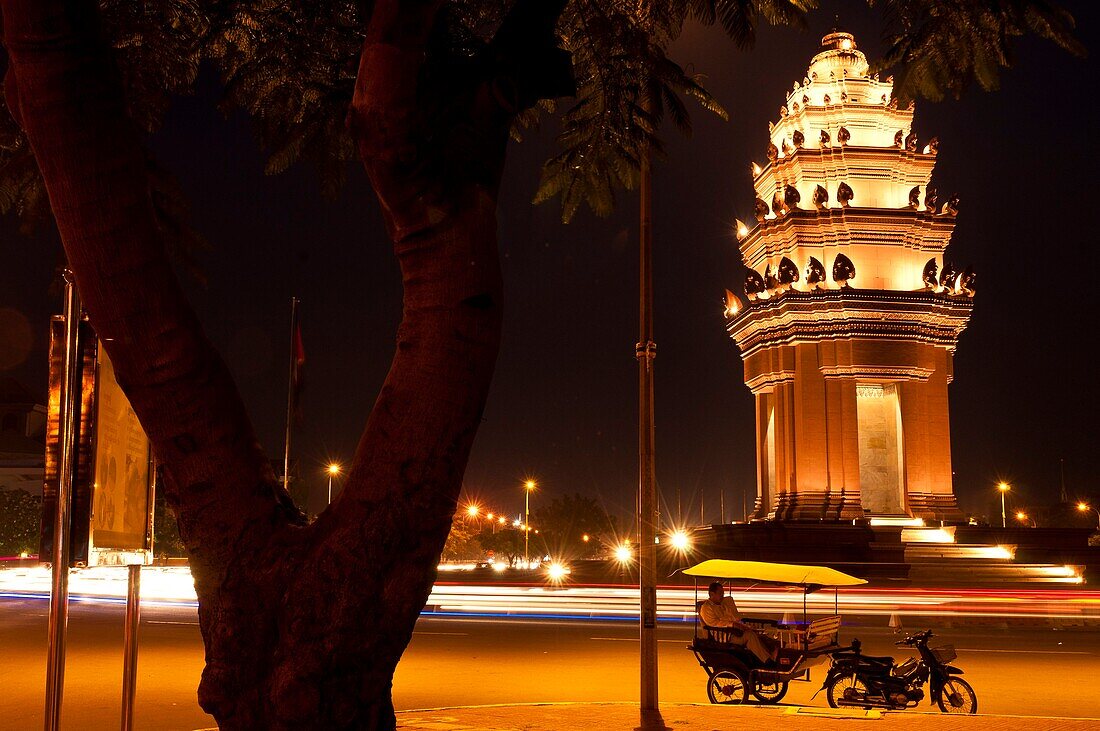 Camdodia, Phnom Penh Province, Phnom Penh town, the Phnom Penh Independent monument built in 1958 looks like Angkor Wat