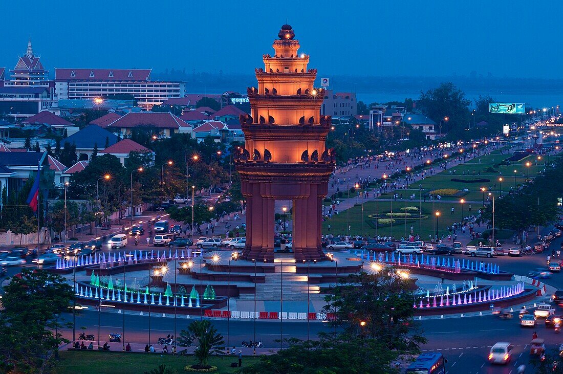 Camdodia, Phnom Penh Province, Phnom Penh town, the Phnom Penh Independent monument built in 1958 looks like Angkor Wat