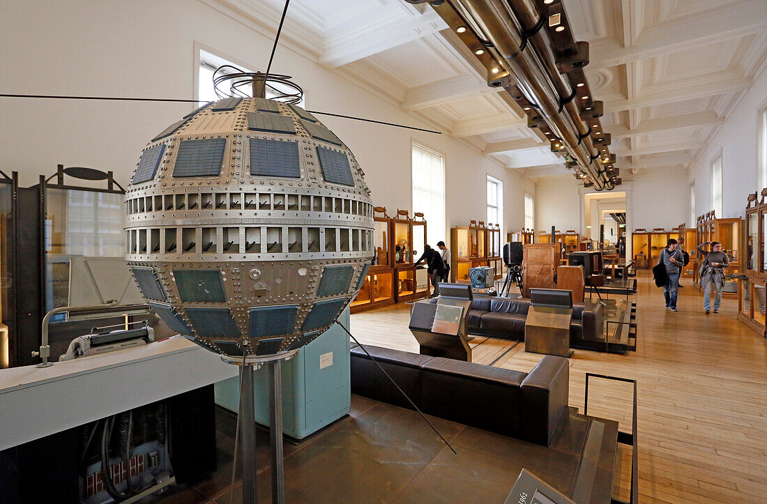 France,Paris, 3ème arrondissement, Musée des Arts et Métiers, Collection Communication, Satellite Telstar de télécommunications datant de 1962