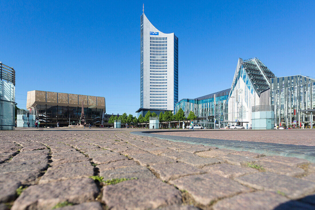 Augustusplatz, Paulinum, Universität Leipzig, neuer Bau in Erinnerung an die 1968 auf diesem Platz gesprengte Universitätskirche, Paulinerkriche, mdr-Hochhaus, City Hochaus, Gewandhaus, Leipzig, Sachsen, Deutschland, Europa