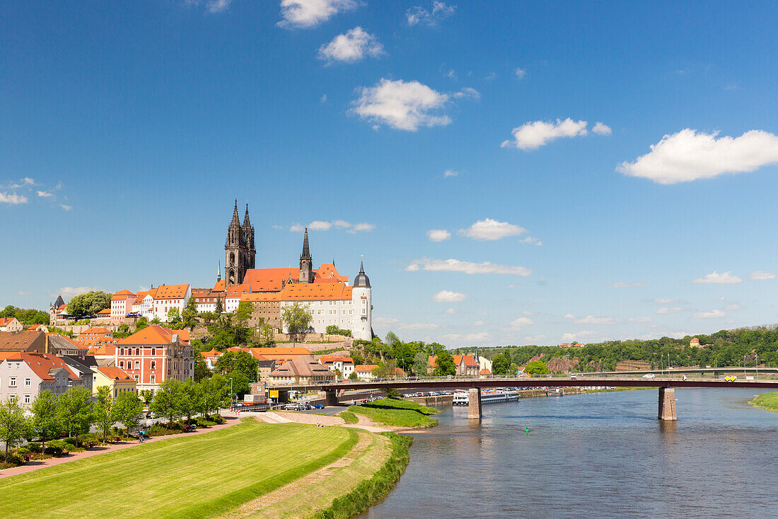 Der Meißner Dom und die Albrechtsburg auf dem Burgberg prägen die Silhouette von Meissen, Elbe, Meißen, Sachsen, Deutschland, Europa