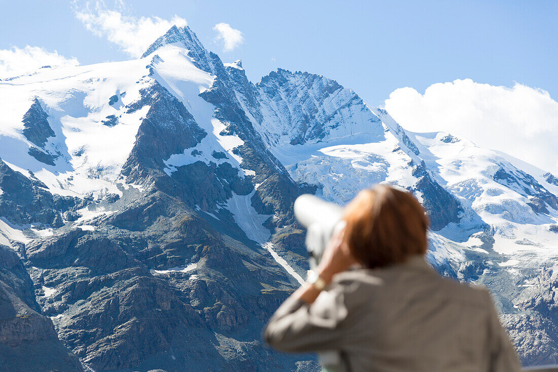 Frau schaut durch Fernglas, Großglockner (3798 m), Franz-Joseph-Höhe, Gletscher, Gletscherschmelze, Klimawandel, höchster Berg Österreichs, Großglockner-Hochapenstrasse, Hohe Tauern, Ostalpen, Alpen, Österreich, Europa