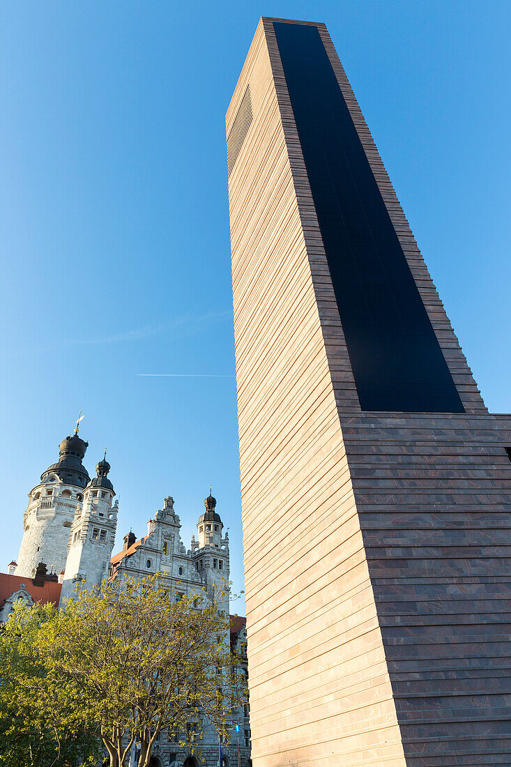 Neuer Kirchenbau der Propsteigemeinde St. Trinitatis Leipzig, Glockenturm, Neues Rathaus, neue Propsteikirche, katholische Kirche, moderne Architektur, Besucher, Kreuz,  Propsteipfarrei St. Trinitatis, Leipzig, Sachsen, Deutschland, Europa