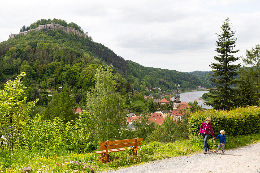 Mutter und Sohn beim Wandern, Wanderung, Festung Königstein, Elbe, Sächsische Schweiz, Elbsandsteingebirge, Königstein, bei Dresden, Sachsen, Deutschland, Europa