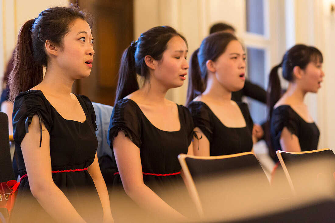 Junge Chinesinnen singen, Chor, Chorprobe, festlich gekleidet, chinesischer Chor beim Bachfest Leipzig 2015, Bachakademie, Leipzig, Sachsen, Deutschland