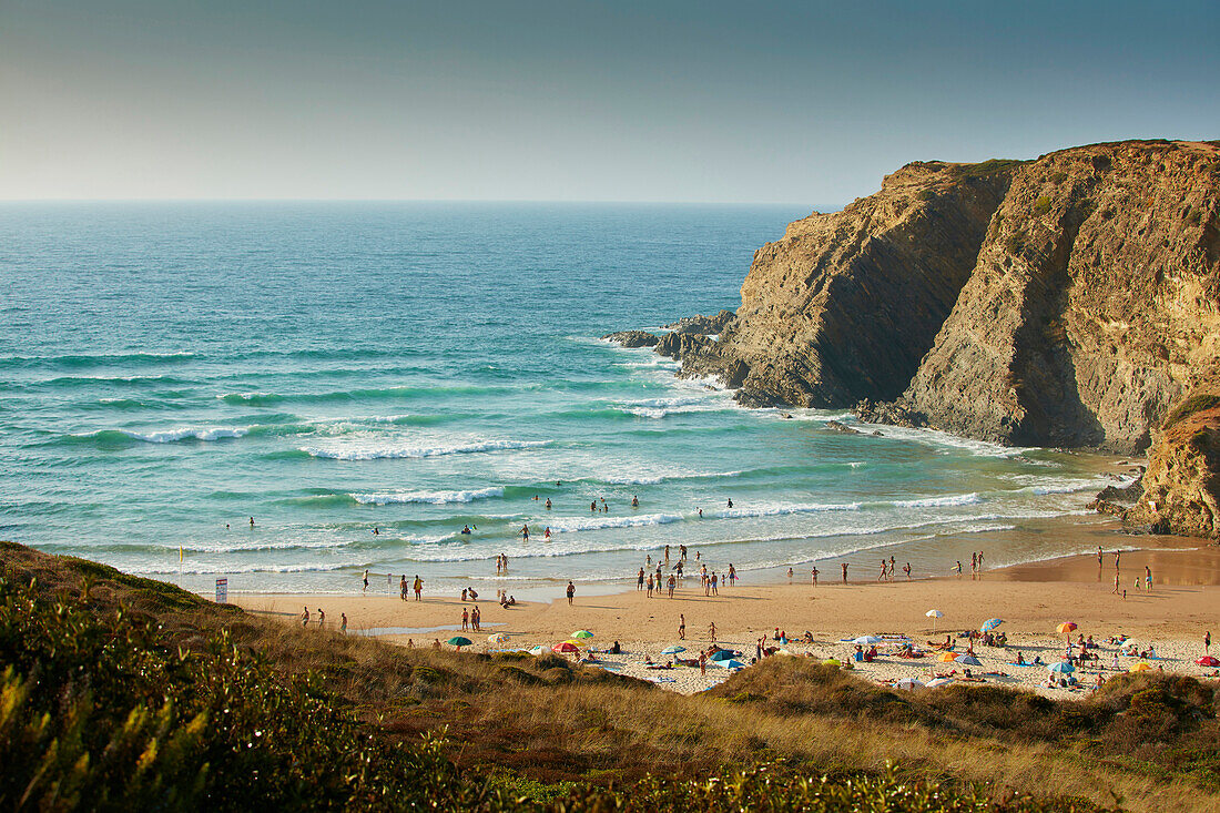 Badende, Strand von Odeceixe, Costa Vicentina, Algarve Westküste, Portugal