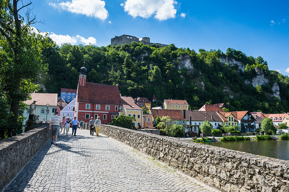 Kallmuenz Castle above medieval houses in the center of Kallmuenz on the Naab, Bavaria, Germany, Europe