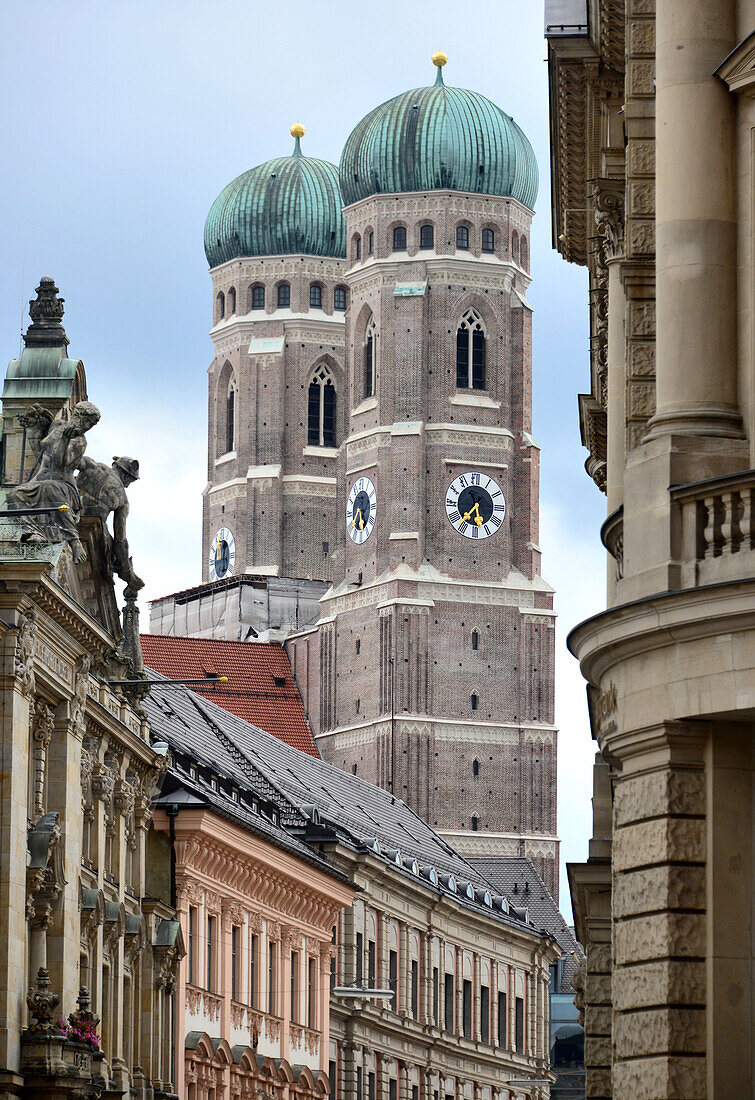 Türme der Frauenkirche von Faulhaberstraße, München, Bayern, Deutschland