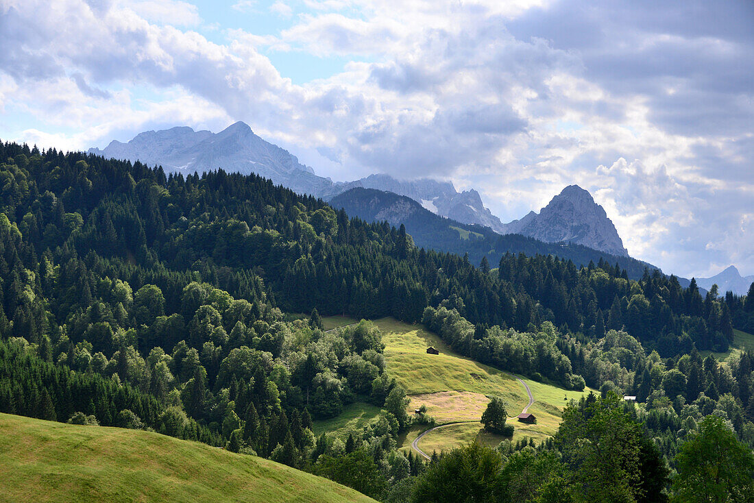 Blick zum Zugspitz Massif, links Alpspitze, Garmisch-Partenkirchen, Oberbayern, Bayern, Deutschland