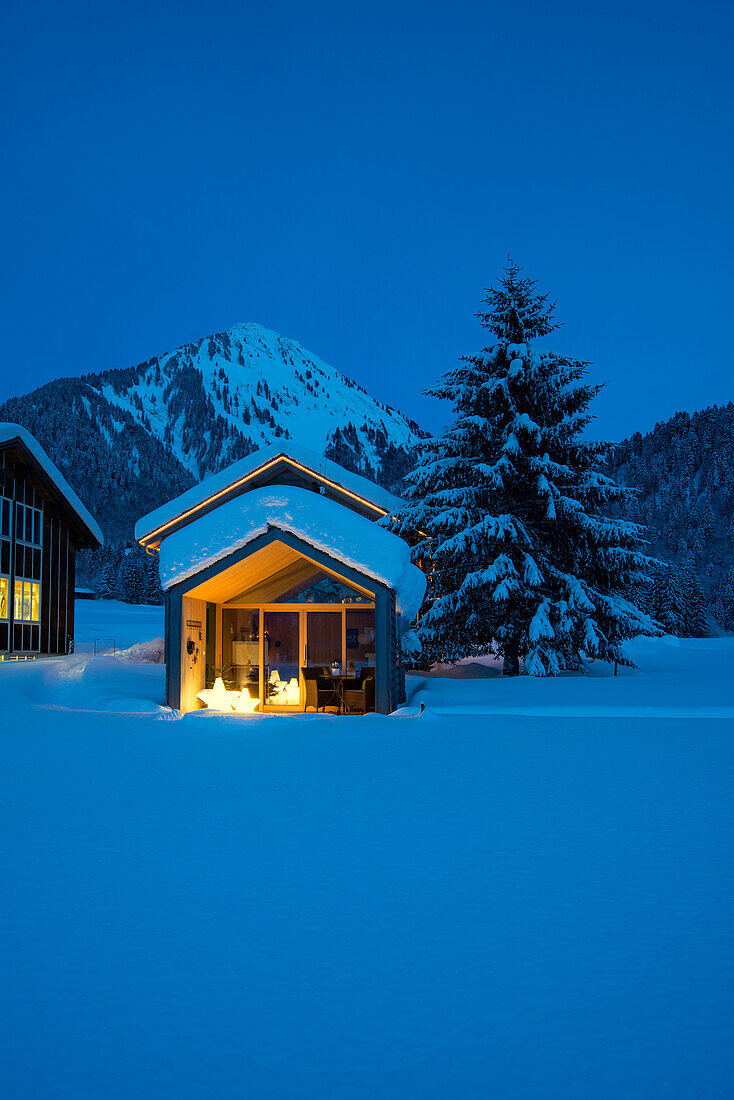 verschneite Holzhäuser bei Nacht, Schoppernau, Bezirk Bregenz, Bregenzerwald, Vorarlberg, Österreich