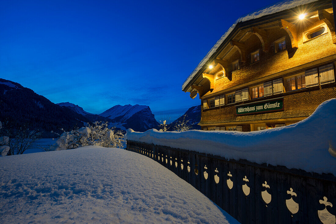 verschneites Gasthaus bei Nacht, Schoppernau, Bezirk Bregenz, Bregenzerwald, Vorarlberg, Österreich