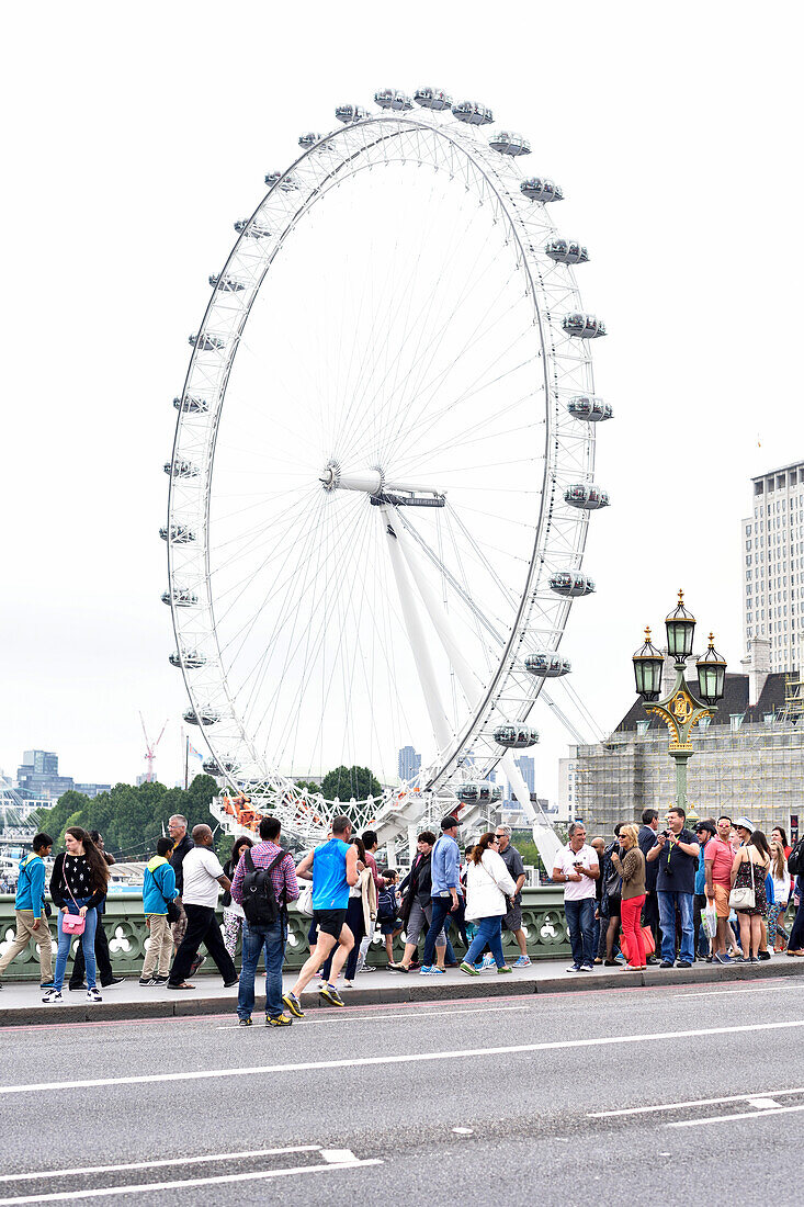 Touristen auf der Westminster Bridge Brücke mit Riesenrad London Eye im Hintergrund, London, Großbritanien