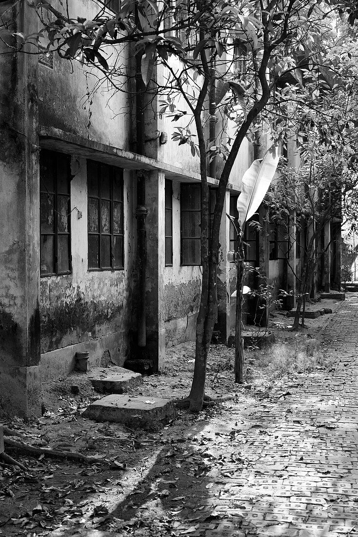 Schulgebäude von aussen in Schwarz-Weiß, Munshiganji, Bangladesch