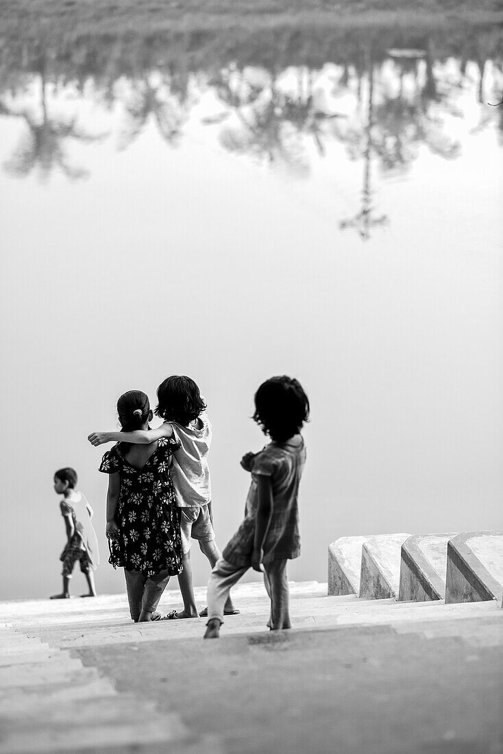 Mädchen spielen am Wasser in Munshiganji, Bangladesch