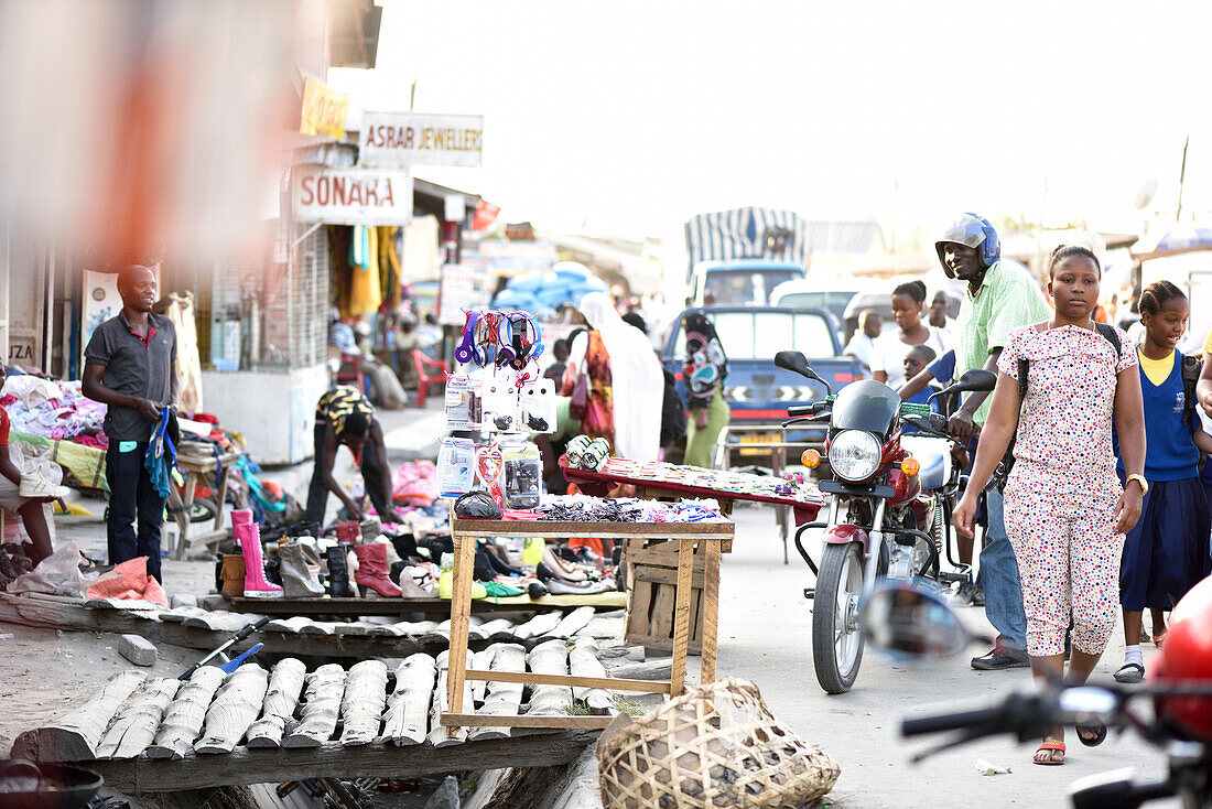 Menschen auf dem Markt in Kigamboni, Tansania, Afrika