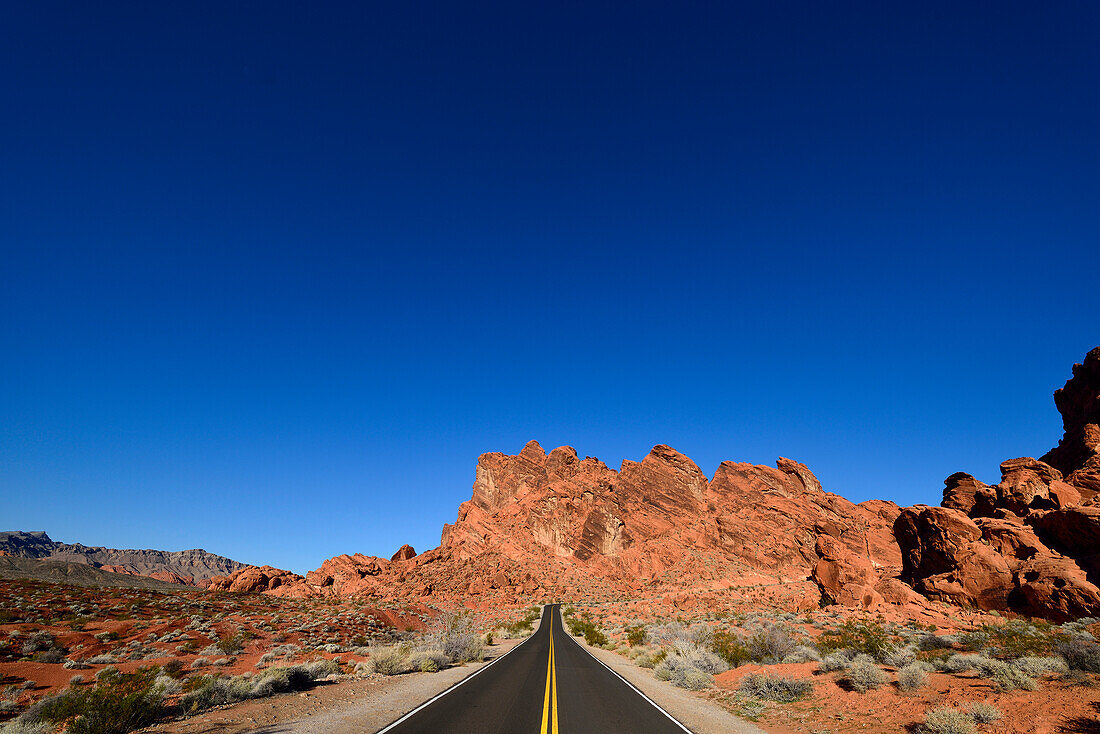 Road in red rock desert, Valley of Fire State Park, Nevada, USA, America