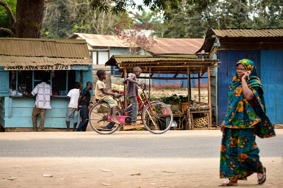 Straßenszene in Kigamboni, Tansania, Afrika