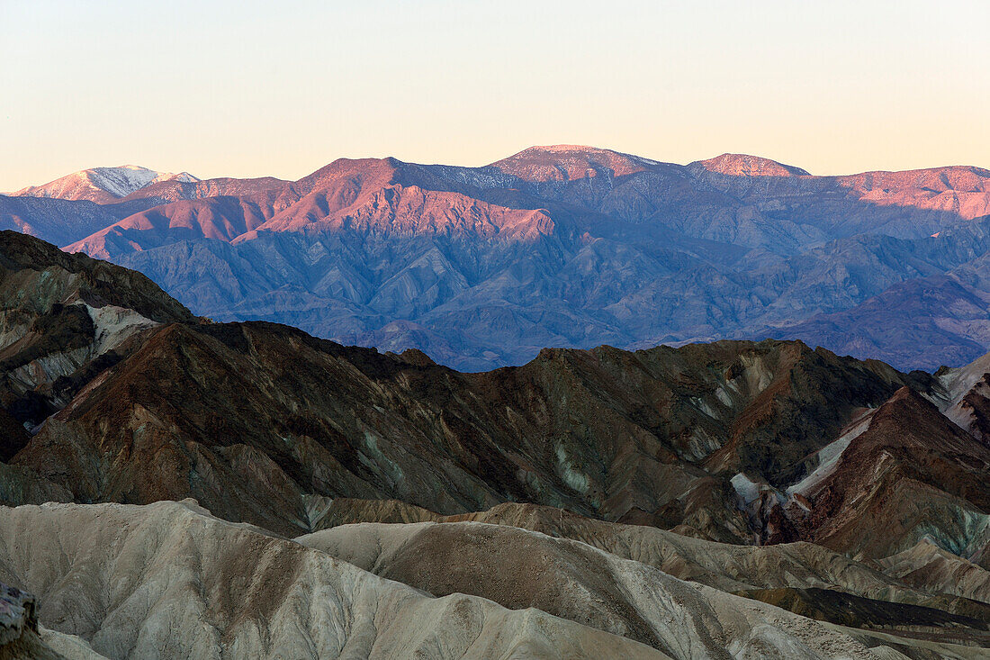 Zabriskie Point bei Sonnenaufgang im Death Valley National Park, Kalifornien, USA, Amerika