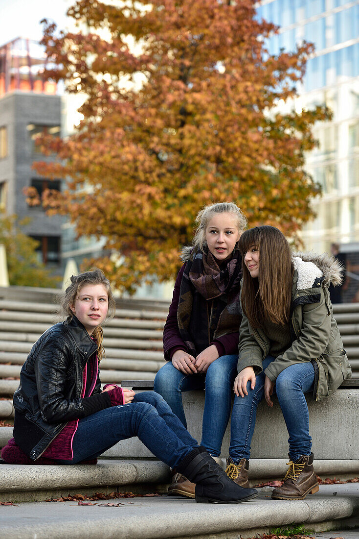 3 Mädchen unterhalten sich in der Hafencity, Hamburg, Deutschland, Europa