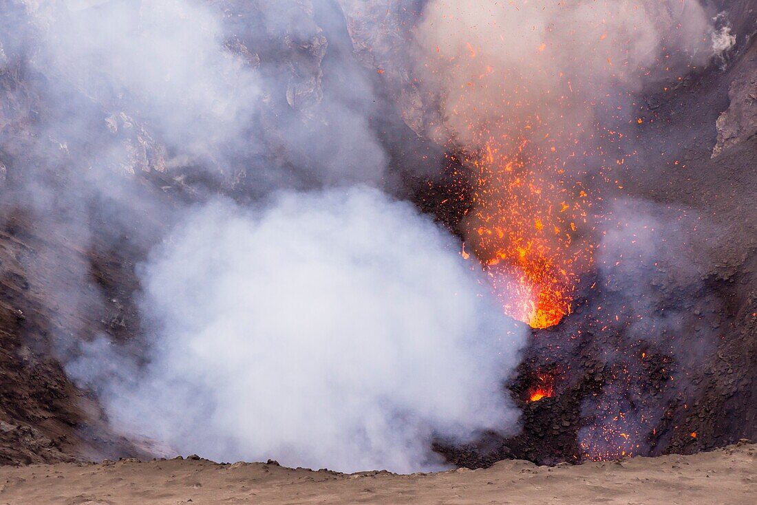 Blick ins Innere des aktiven Vulkan Yasur während einer Lava Eruption. Lava und Gase treten aus, Vanuatu, Insel Tanna, Süd Pazifik