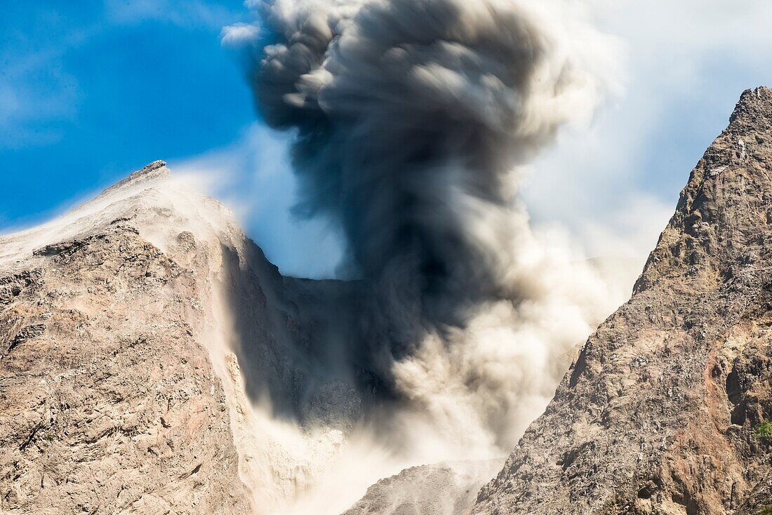 Nahaufnahme. Langzeitbelichtung einer großen Asche-Eruption des aktiven Vulkan Batu Tara am Tage, Insel Komba, Flores Sea, Indonesien