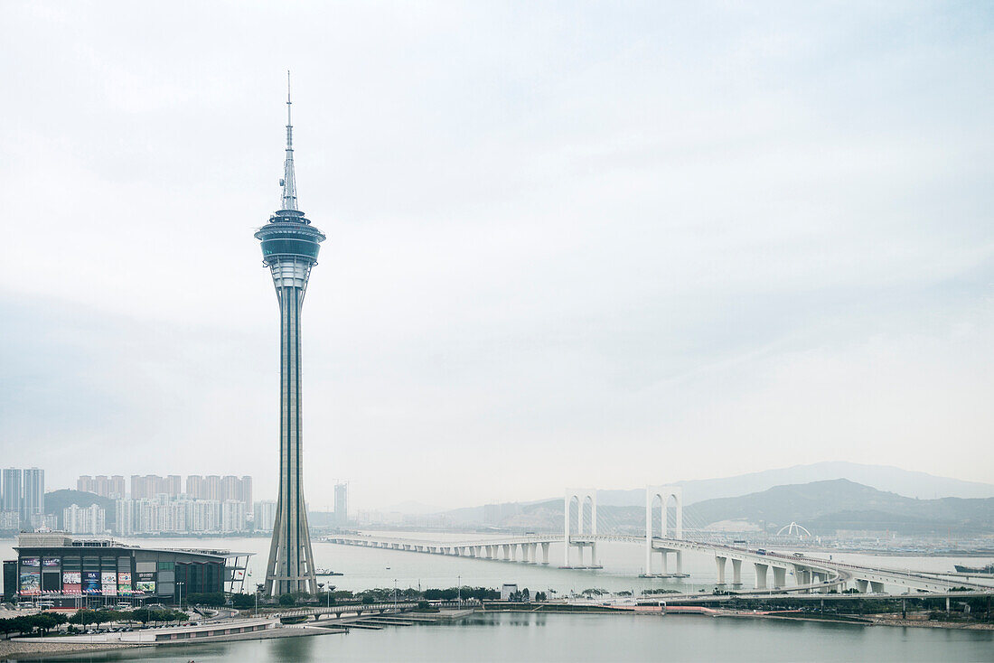 Fernsehturm, Brücke und Skyline von Macau von , China, Asien